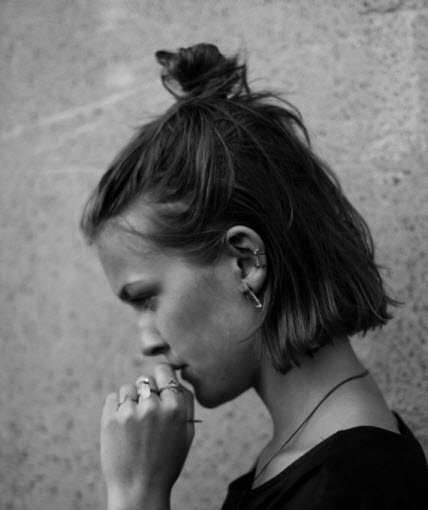 Coiffure à la mode pour tous les jours - un chignon pour les cheveux lâches Maintenant au sommet de la popularité est un chignon pour les cheveux lâches ou hun.