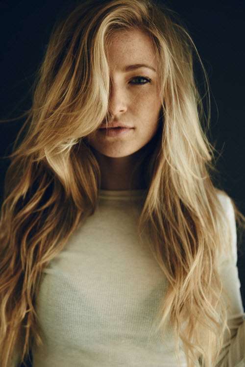 Coupe de cheveux pour cheveux longs avec une frange