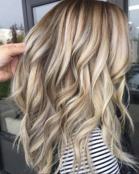 Balayage de coloration sur cheveux blonds