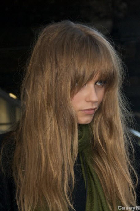 Cascade de coupe de cheveux pour cheveux longs avec une frange