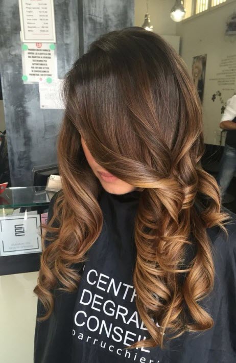 Balayage de teinture pour cheveux foncés