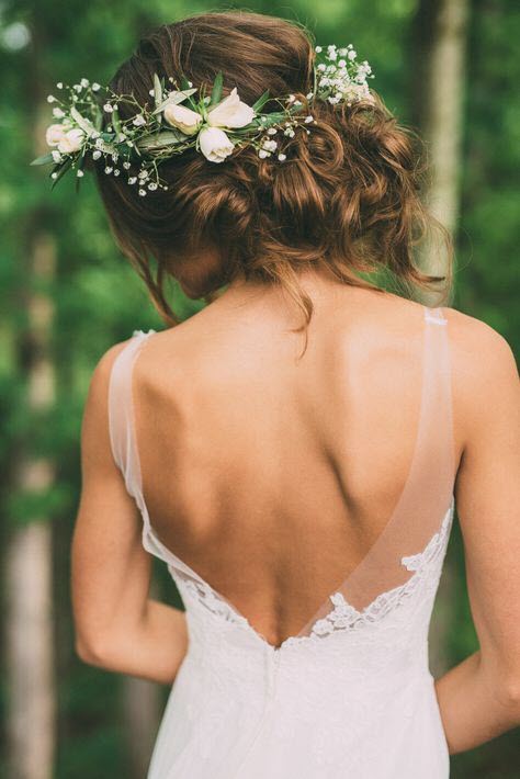 Coiffures de mariage avec des couronnes de fleurs