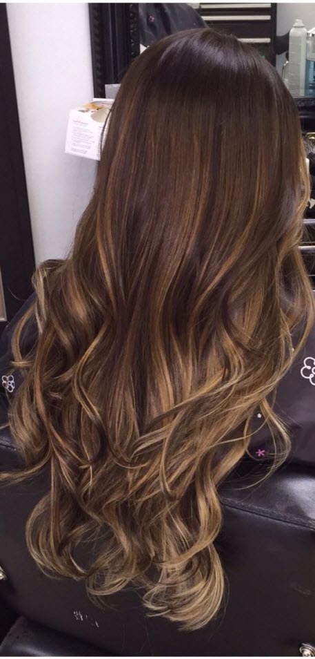 Balayage de teinture pour cheveux foncés