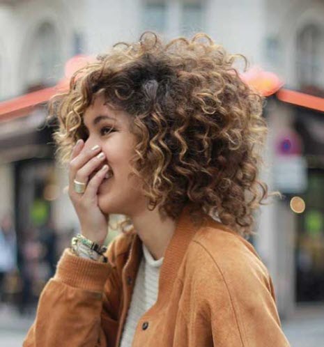 Coupes de cheveux courtes adaptées aux cheveux ondulés