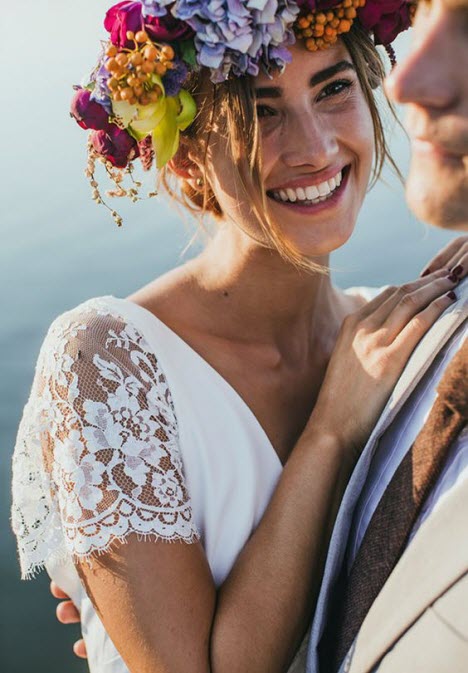 Coiffures de mariage avec des couronnes de fleurs