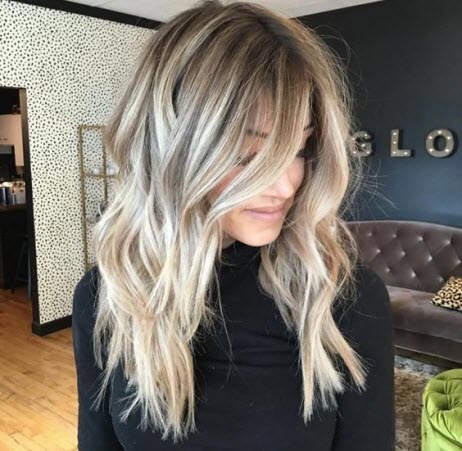 Balayage de coloration sur cheveux blonds