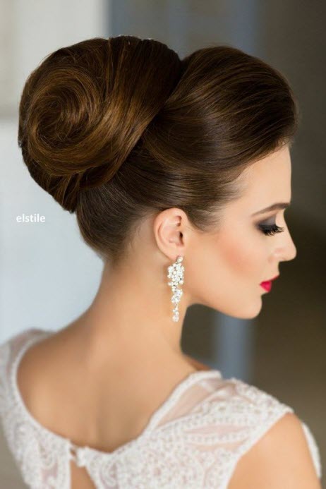 Coiffure de mariée élégante chignon haut