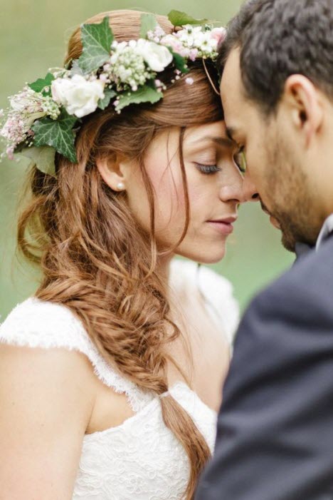 Coiffures de mariage avec des couronnes de fleurs