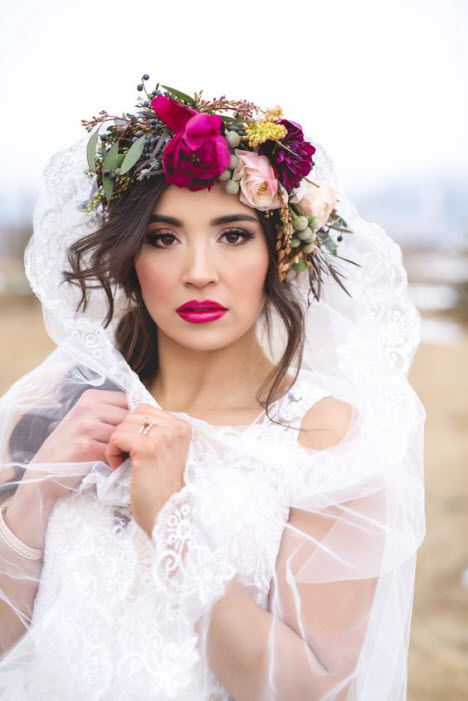 Coiffures de mariage avec des couronnes de fleurs