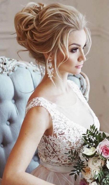 Coiffure de mariée élégante chignon haut