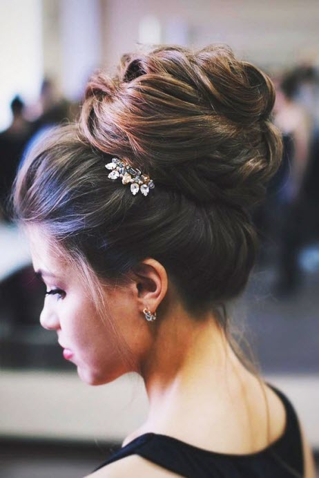 Coiffure de mariée élégante chignon haut