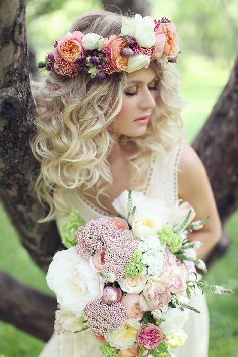 Coiffures de mariage avec des couronnes de fleurs