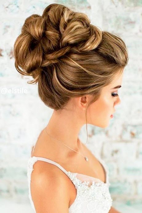 Coiffure de mariée élégante chignon haut