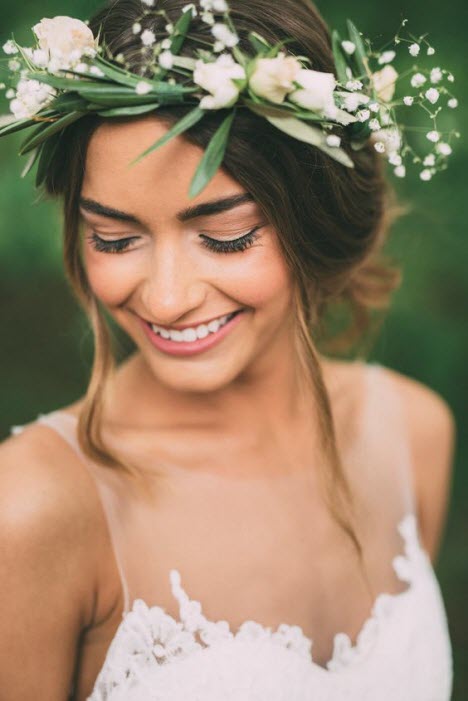 Coiffures de mariage avec des couronnes de fleurs