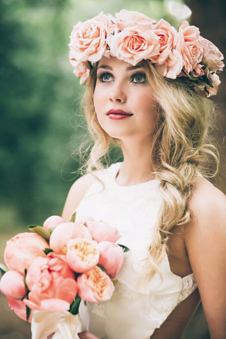 Coiffures de mariage avec des couronnes de fleurs