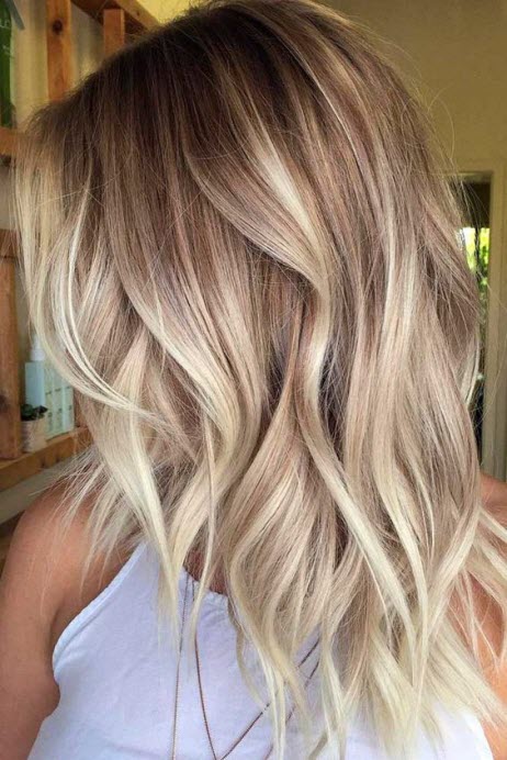 Balayage de coloration sur cheveux blonds