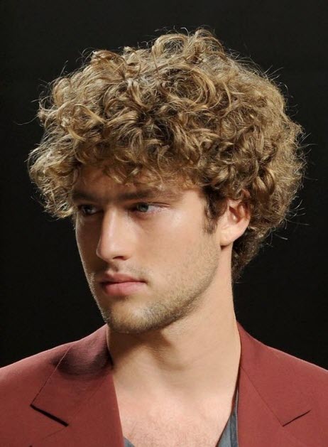 Coupe de cheveux élégante pour hommes pour cheveux bouclés ondulés