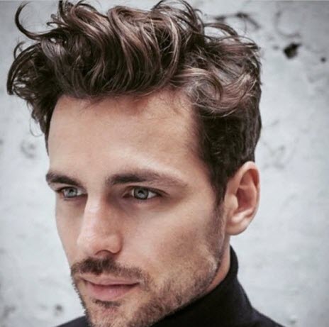 Coupe de cheveux élégante pour hommes pour cheveux bouclés ondulés