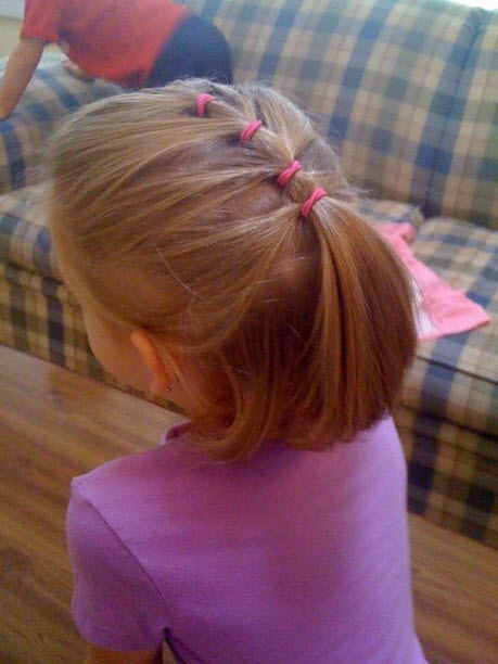 Coiffure à l'école pour cheveux courts