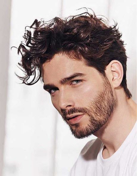 Coupe de cheveux élégante pour hommes pour cheveux bouclés ondulés