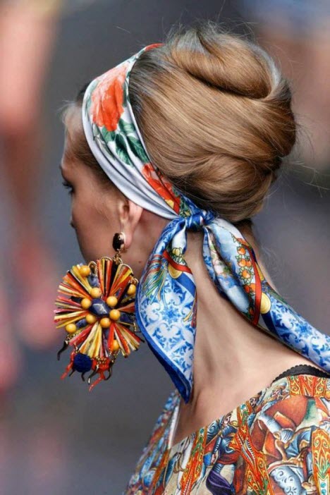 Comment nouer un joli foulard pour cheveux longs