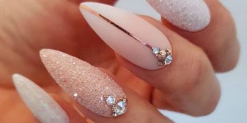 Conceptions d'ongles de mariage avec des strass