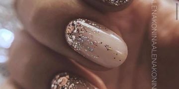 Photo de conception d'ongles avec de l'or pour les ongles courts