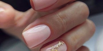 Photo de conception d'ongles avec de l'or pour les ongles courts